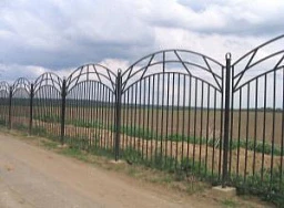 Забор из металлических прутов аркой